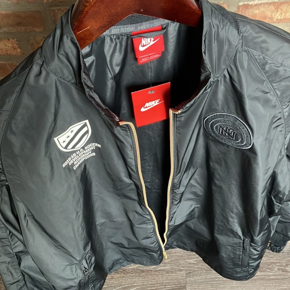 Nike - Picture 13 of 16